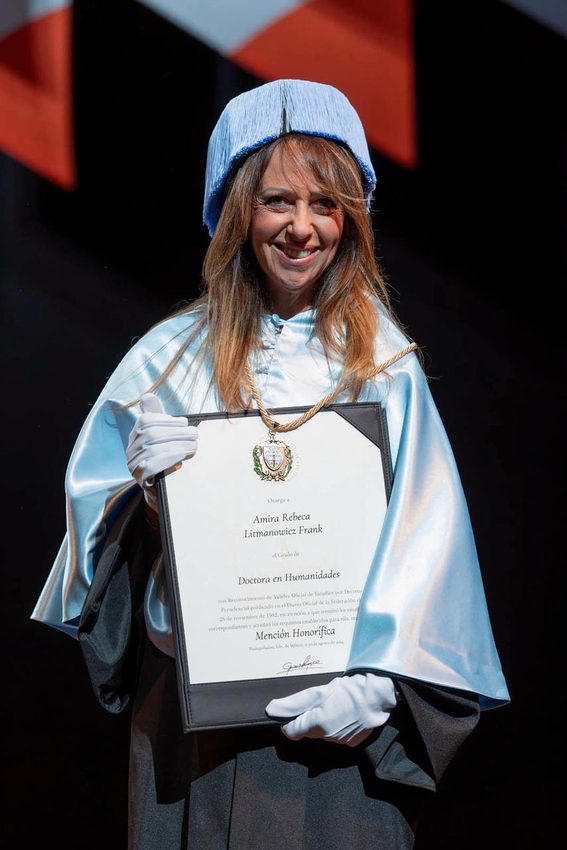 La Dra. Amira Litmanowicz recibiendo el grado de Doctora en Humanidades con mención honorífica